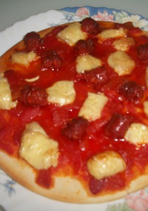 Una foto de Pizza con asadillo al queso Brie con chistorra