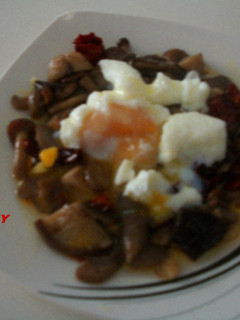 Una foto de Setas picantes con huevos escalfados