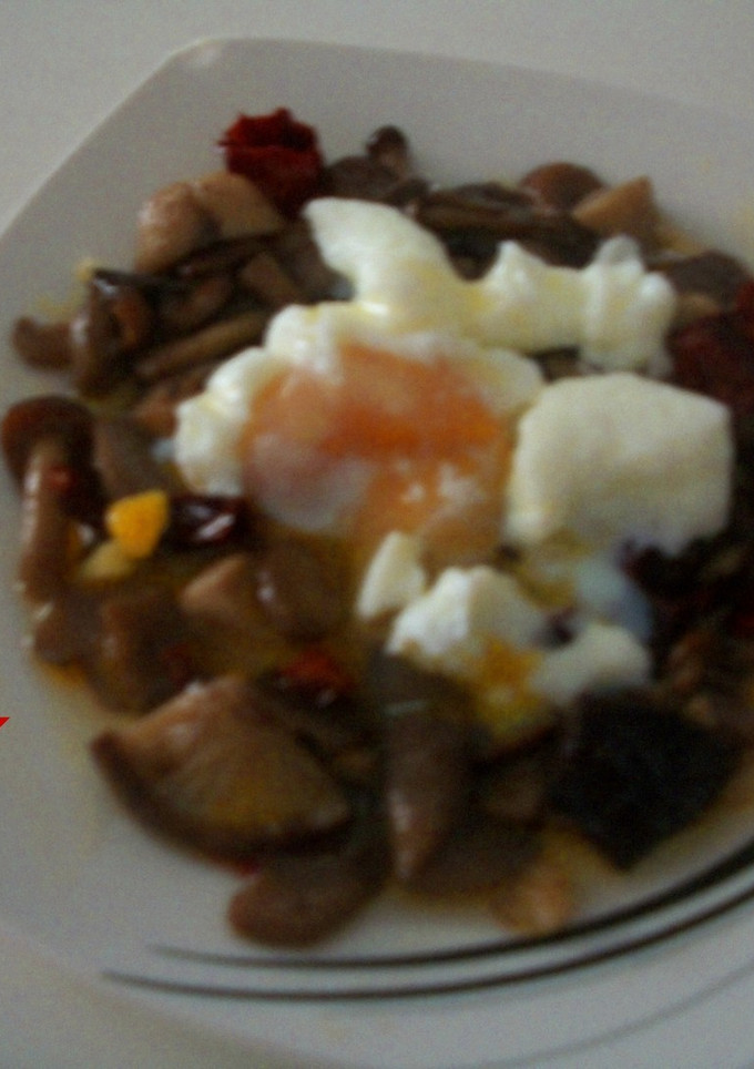 Una foto de Setas picantes con huevos escalfados