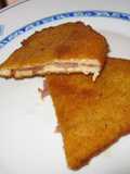Filetes de pollo empanados rellenos de queso y jamón