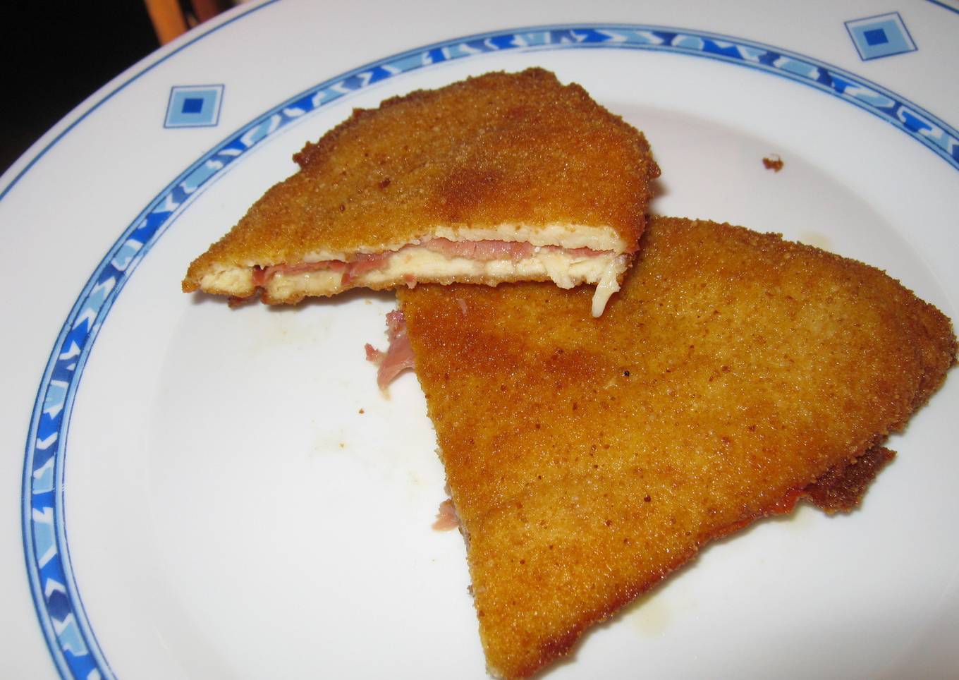 Filetes de pollo empanados rellenos de queso y jamón<br />