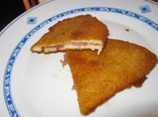Una foto de pollo empanado queso