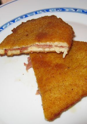 Una foto de Filetes de pollo empanados rellenos de queso y jamón