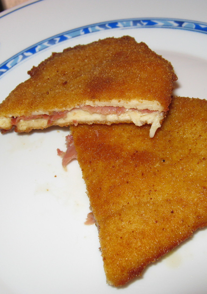 Una foto de Filetes de pollo empanados rellenos de queso y jamón