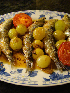 Una foto de Sardinas de la costa con uvas
