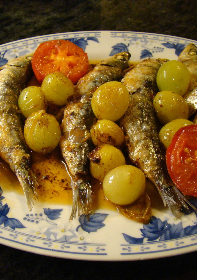 Una foto de Sardinas de la costa con uvas