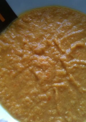 Una foto de Crema de pollo con verduras