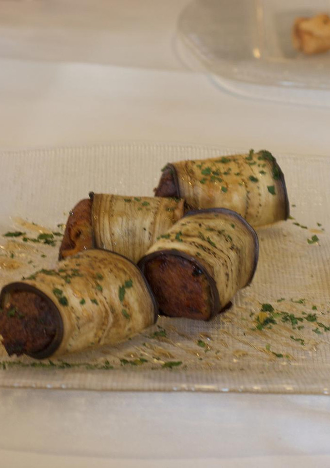 Una foto de Rollitos de berenjena con puré de patata