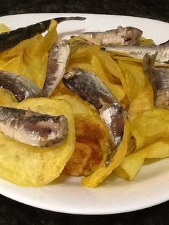 Una foto de Aperitivo de papas con sardinillas