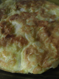 Una foto de Tortilla de papas y langostinos