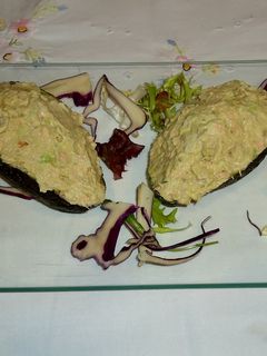 Una foto de Aguacates rellenos de atún