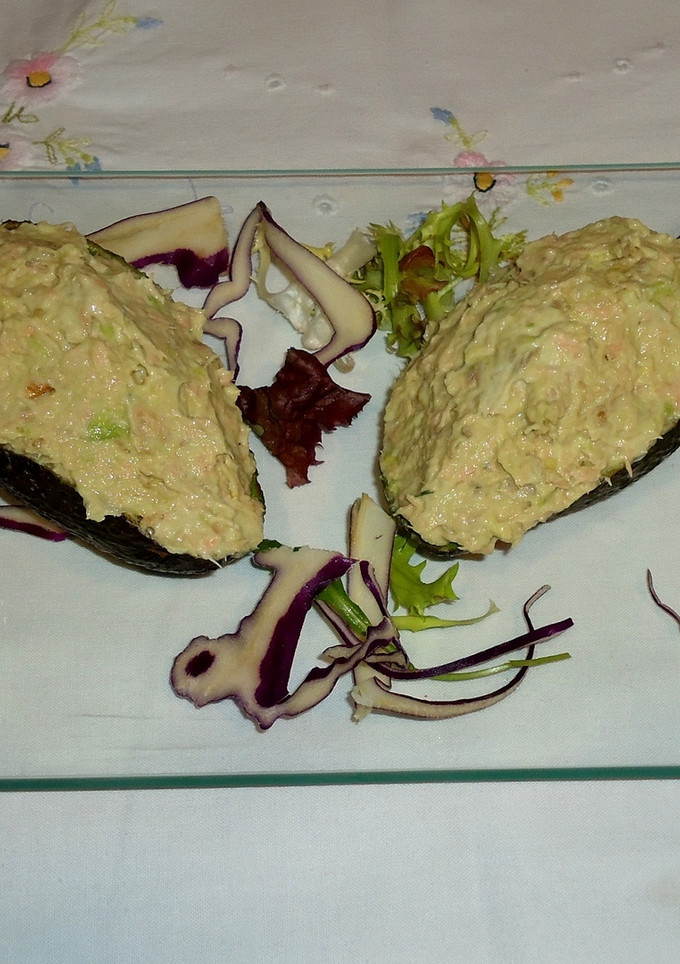 Una foto de Aguacates rellenos de atún