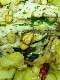 Una foto de Besugo al horno con patatas, pimientos y especias