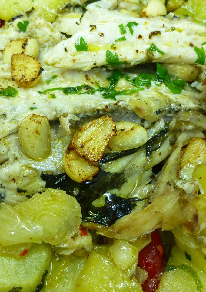 Una foto de Besugo al horno con patatas, pimientos y especias