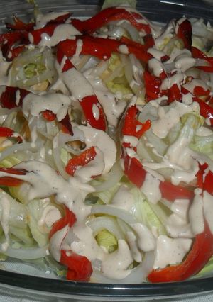 Una foto de Ensalada de lechuga con mayonesa al vinagre de Módena