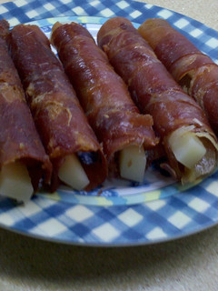 Una foto de Canutillos de jamón serrano rellenos de queso y membrillo