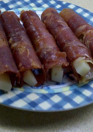 Una foto de Canutillos de jamón serrano rellenos de queso y membrillo