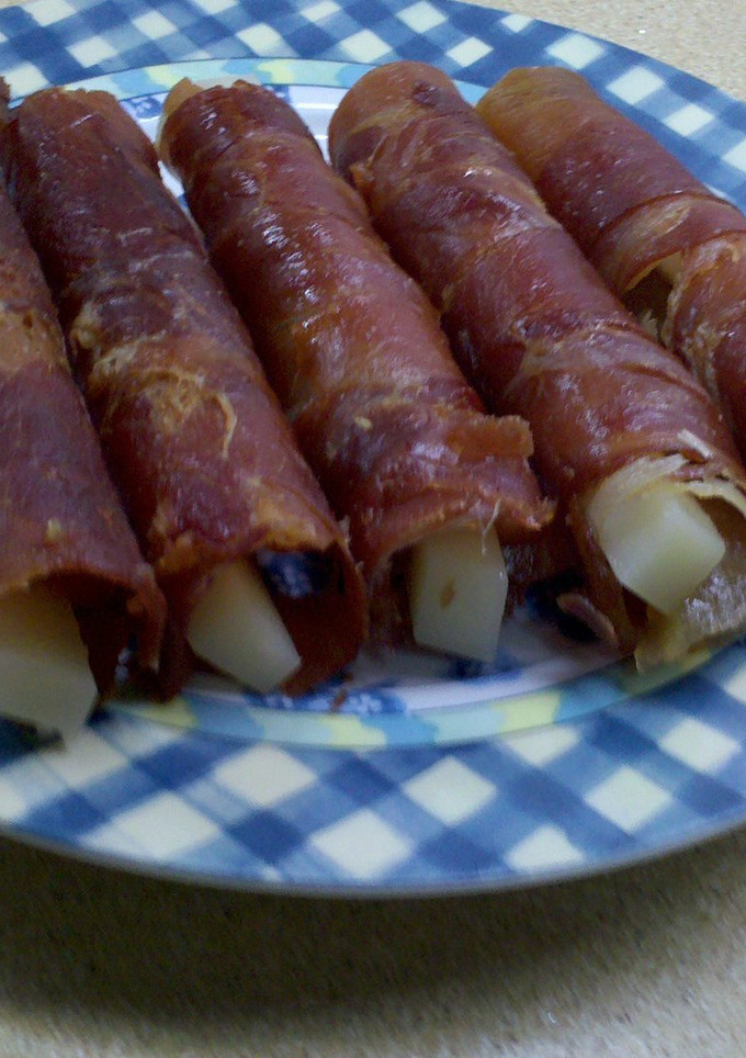 Una foto de Canutillos de jamón serrano rellenos de queso y membrillo