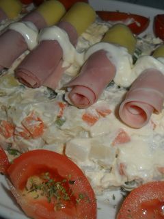 Una foto de Ensaladilla con rollitos de jamón y queso