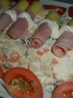 Una foto de Ensaladilla con rollitos de jamón y queso