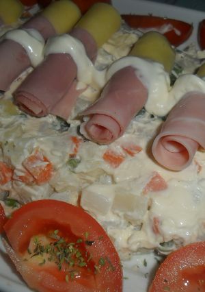 Una foto de Ensaladilla con rollitos de jamón y queso