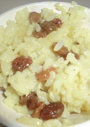 Una foto de Arroz con curry y pasas