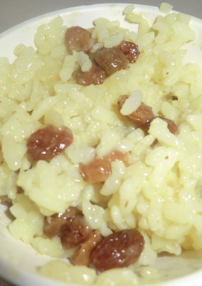 Una foto de Arroz con curry y pasas