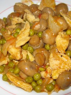 Una foto de Pollo con champiñones y guisantes al curry