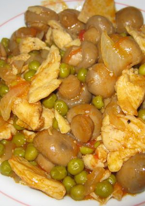 Una foto de Pollo con champiñones y guisantes al curry