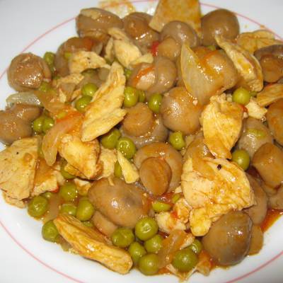 Pollo con champiñones y guisantes al curry Receta de Carmem- Cookpad