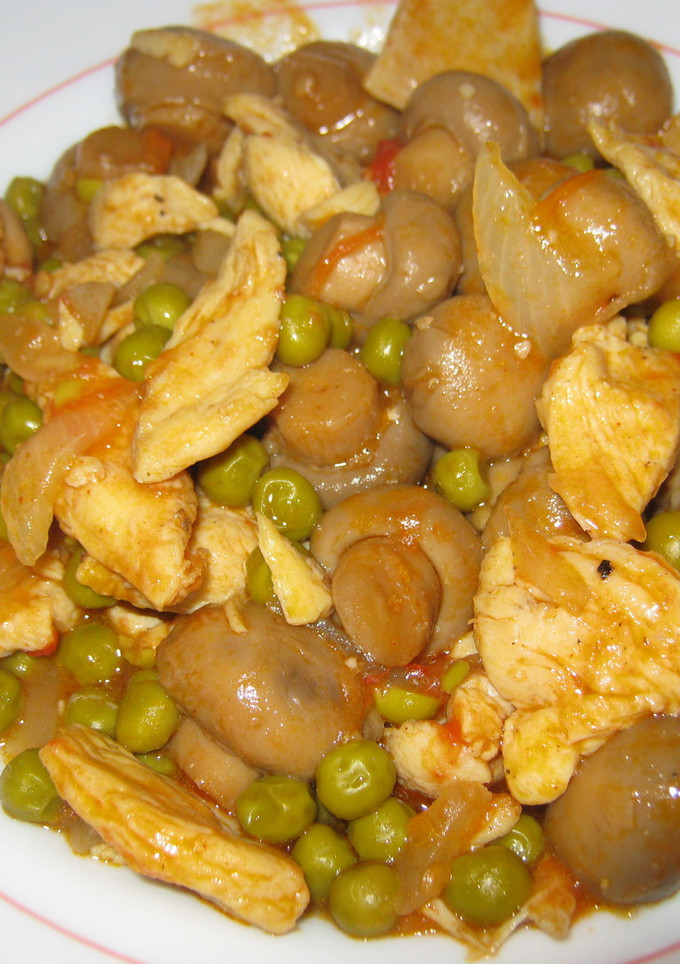 Una foto de Pollo con champiñones y guisantes al curry