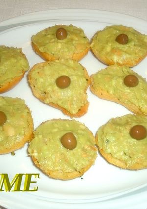 Una foto de Tostas de aguacate y almendras fritas