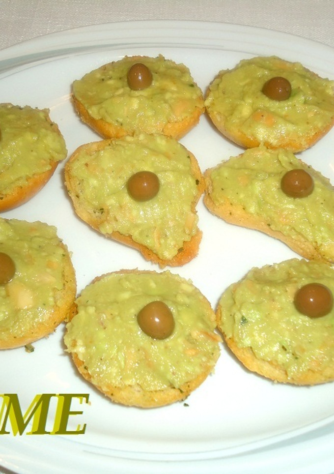 Una foto de Tostas de aguacate y almendras fritas