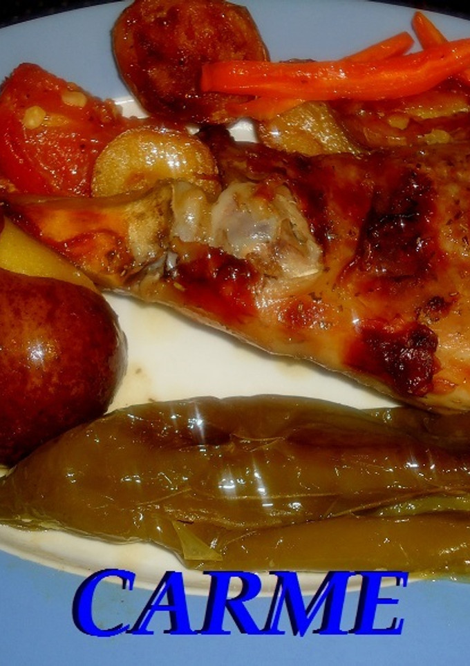 Una foto de Cabrito al horno con pimientos y patatas asadas