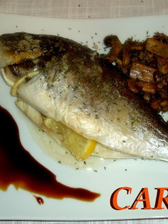 Una foto de Dorada asada con sal Maldon ahumada y champiñones