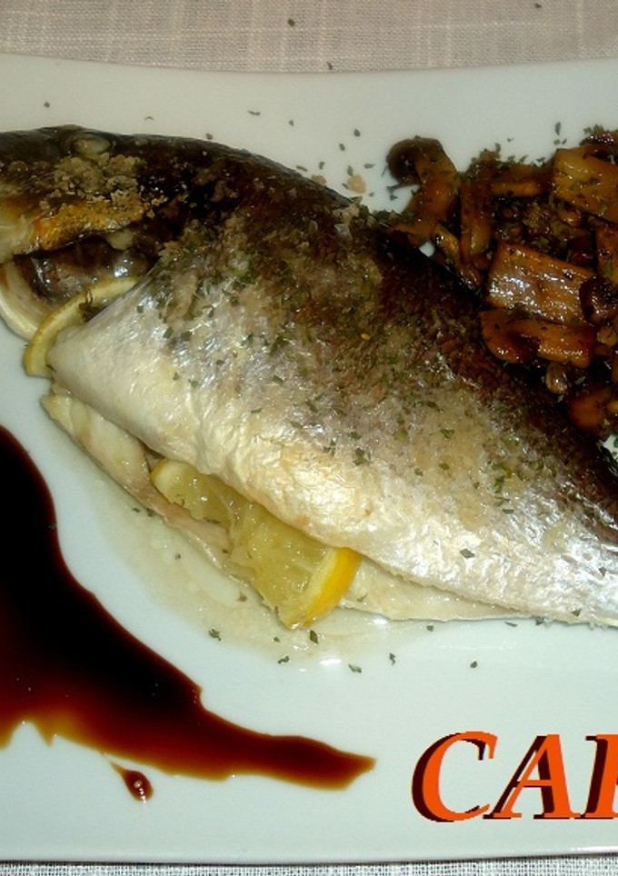 Una foto de Dorada asada con sal Maldon ahumada y champiñones