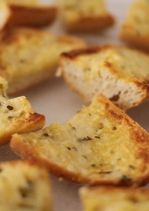 Una foto de Pan de ajo y queso fundido
