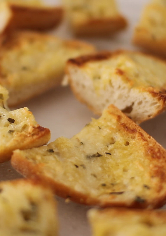 Una foto de Pan de ajo y queso fundido