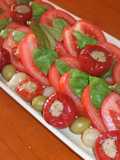 Fuente de tomates al aroma de albahaca con pimientitos rellenos