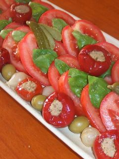 Una foto de Fuente de tomates al aroma de albahaca con pimientitos rellenos