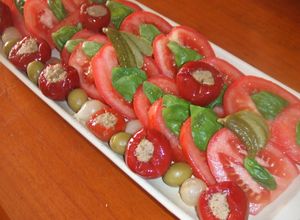 Foto principal de Fuente de tomates al aroma de albahaca con pimientitos rellenos