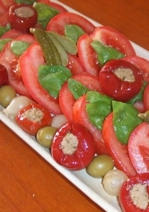 Una foto de Fuente de tomates al aroma de albahaca con pimientitos rellenos