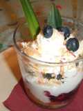 Crema de mascarpone con fresitas salvajes, grosellas y arándanos azules