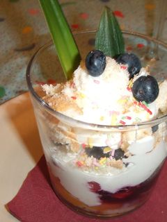 Una foto de Crema de mascarpone con fresitas salvajes, grosellas y arándanos azules