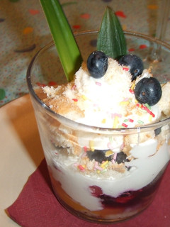 Una foto de Crema de mascarpone con fresitas salvajes, grosellas y arándanos azules