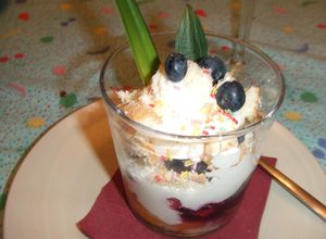 Una foto de Crema de mascarpone con fresitas salvajes, grosellas y arándanos azules