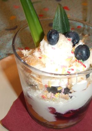 Una foto de Crema de mascarpone con fresitas salvajes, grosellas y arándanos azules