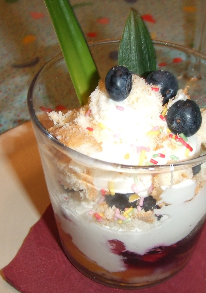 Una foto de Crema de mascarpone con fresitas salvajes, grosellas y arándanos azules