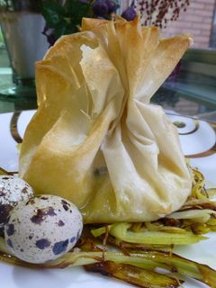 Una foto de Saquitos brick de puré de patata con huevos de perdiz y trufa natural