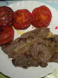 Una foto de Michana con tomates fritos